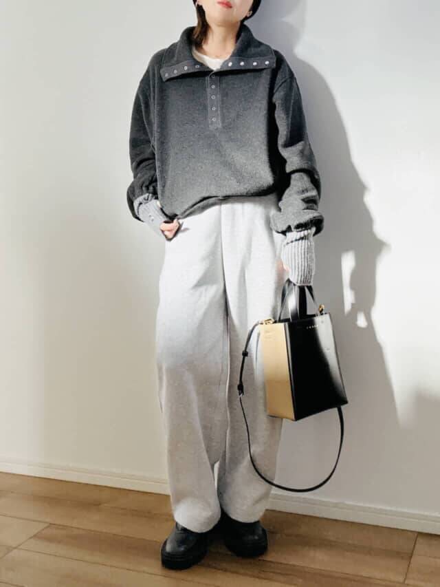 ニットより気軽でずっと暖かい。年末年始のワンマイルに最強な「大人のフリーストップス」活用術