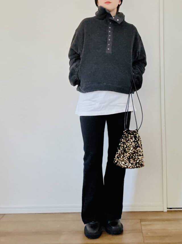 ニットより気軽でずっと暖かい。年末年始のワンマイルに最強な「大人のフリーストップス」活用術