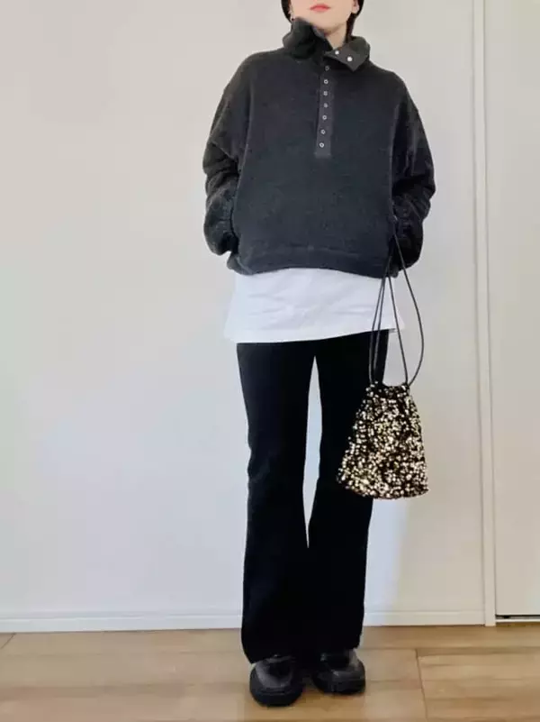 「ニットより気軽でずっと暖かい。年末年始のワンマイルに最強な「大人のフリーストップス」活用術」の画像