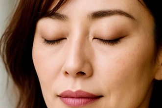 目元が老けて見える原因は“盛りすぎ”だった。大人が若見えする「引き算アイシャドウ」のコツ