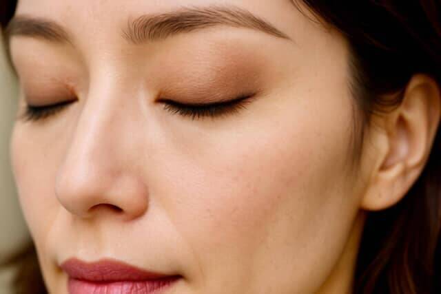 目元が老けて見える原因は“盛りすぎ”だった。大人が若見えする「引き算アイシャドウ」のコツ