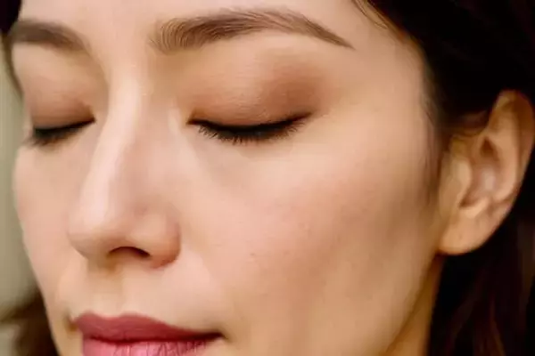 「目元が老けて見える原因は“盛りすぎ”だった。大人が若見えする「引き算アイシャドウ」のコツ」の画像