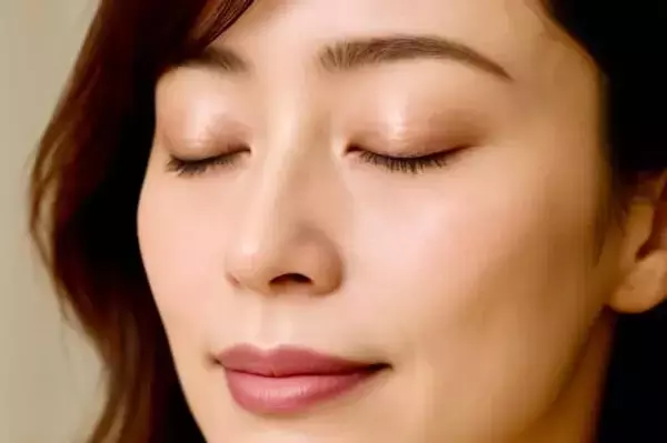 「目元が老けて見える原因は“盛りすぎ”だった。大人が若見えする「引き算アイシャドウ」のコツ」の画像