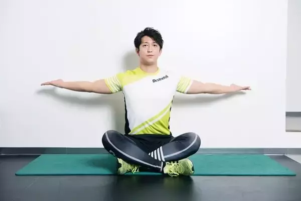 「顔も上半身も“印象上がる”。１日30秒【腕・肩まわりをリセットする】簡単ストレッチ」の画像