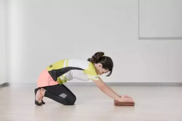 「腰に負担をかけず続けやすい。猫背改善につながる 【胸椎を伸ばす】簡単ストレッチ」の画像