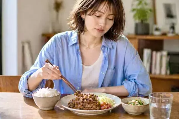 間食を我慢する vs 上手に取り入れる。やせやすいのはどっち？大人世代の“間食の分かれ目”