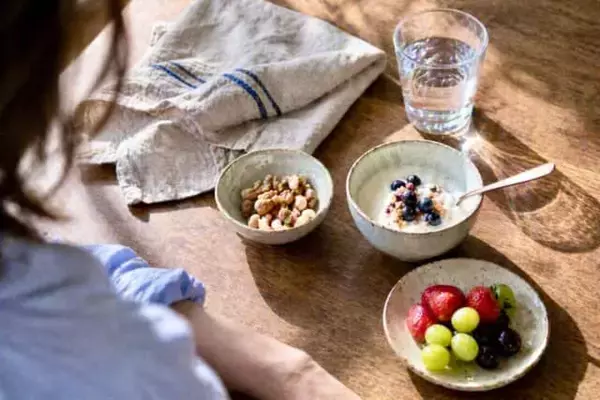 「間食を我慢する vs 上手に取り入れる。やせやすいのはどっち？大人世代の“間食の分かれ目”」の画像