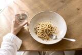 「麺だけで済ませる vs タンパク質を足す。体が整いやすい“食べ方”はどっち？」の画像1