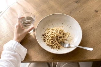麺だけで済ませる vs タンパク質を足す。体が整いやすい“食べ方”はどっち？