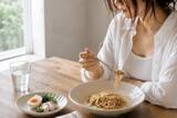 「麺だけで済ませる vs タンパク質を足す。体が整いやすい“食べ方”はどっち？」の画像2