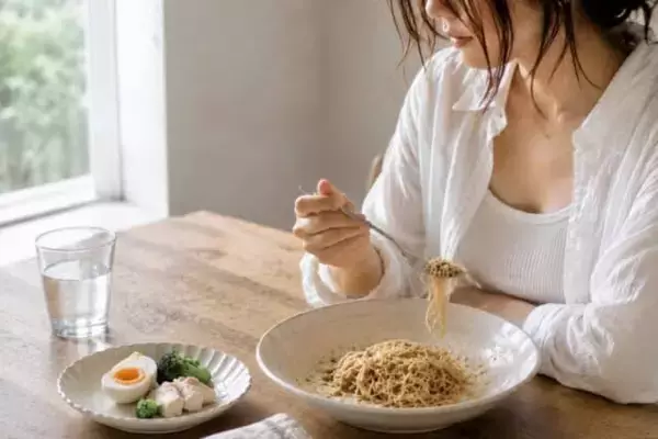 「麺だけで済ませる vs タンパク質を足す。体が整いやすい“食べ方”はどっち？」の画像