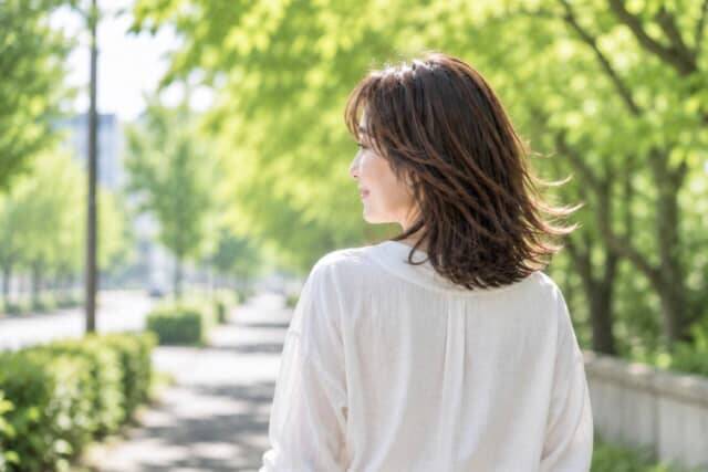 【40代・50代】髪型は後ろ姿で差が出る。初夏の大人ヘアで意識したい“シルエット設計”