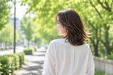 「【40代・50代】髪型は後ろ姿で差が出る。初夏の大人ヘアで意識したい“シルエット設計”」の画像2