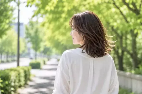 「【40代・50代】髪型は後ろ姿で差が出る。初夏の大人ヘアで意識したい“シルエット設計”」の画像