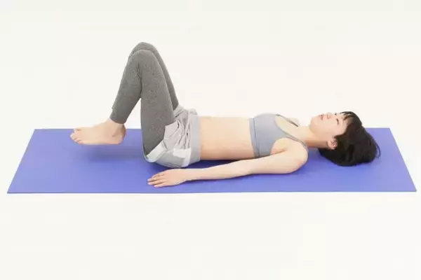 「寝たまま楽チンに腹筋を強化。１日10回【腰周りの引き締めに効く】簡単習慣」の画像