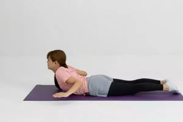 「上半身の“もたつき”を解消。１日１セット【背中から一気に細見えが叶う】簡単エクササイズ」の画像