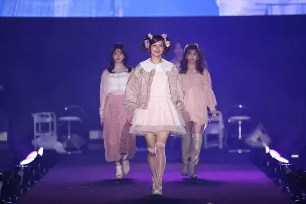 「しなこ、連続ウィンクで神ファンサ♡フリフリコーデで「私はお菓子が大好きなので…」」の画像
