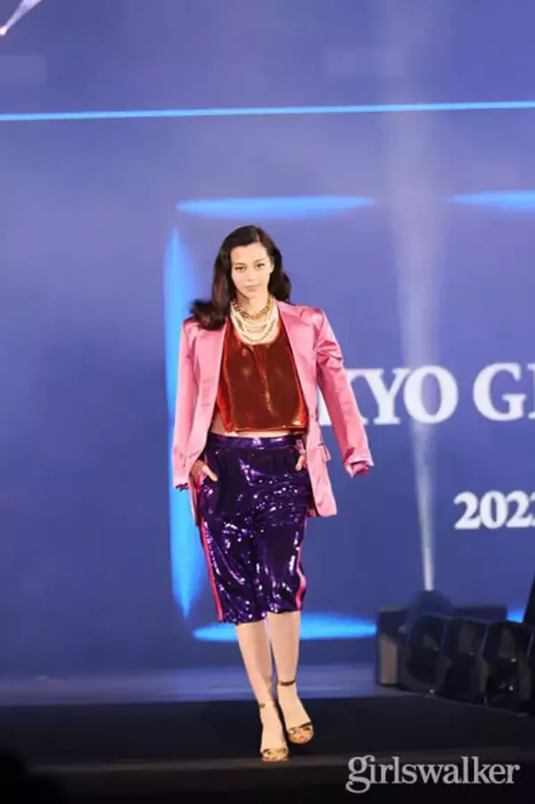 「中条あやみ、トップバッターで“TGC’22 S/S”開幕！腹チラルックで圧巻のウォーキング」の画像