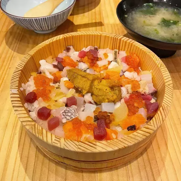 「きらきら輝く海鮮をお米と一緒に♡贅沢すぎる海鮮丼5選【東京】」の画像