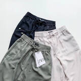 「今年はカーキが仲間入り！【ZARA】人気の“パジャマスタイル パンツ”が再登場」の画像1