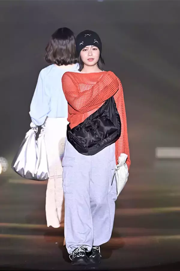 「莉子、流行りのメッシュニットを着こなす！カジュアルコーデが可愛すぎ♡」の画像