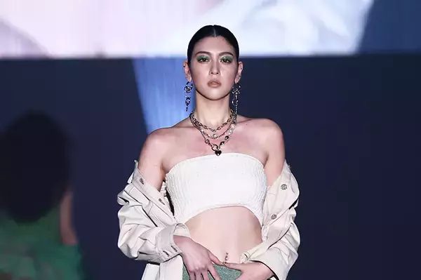 三吉彩花、驚異のスタイル&バキバキ腹筋披露で大歓声！長い脚にうっとり♡