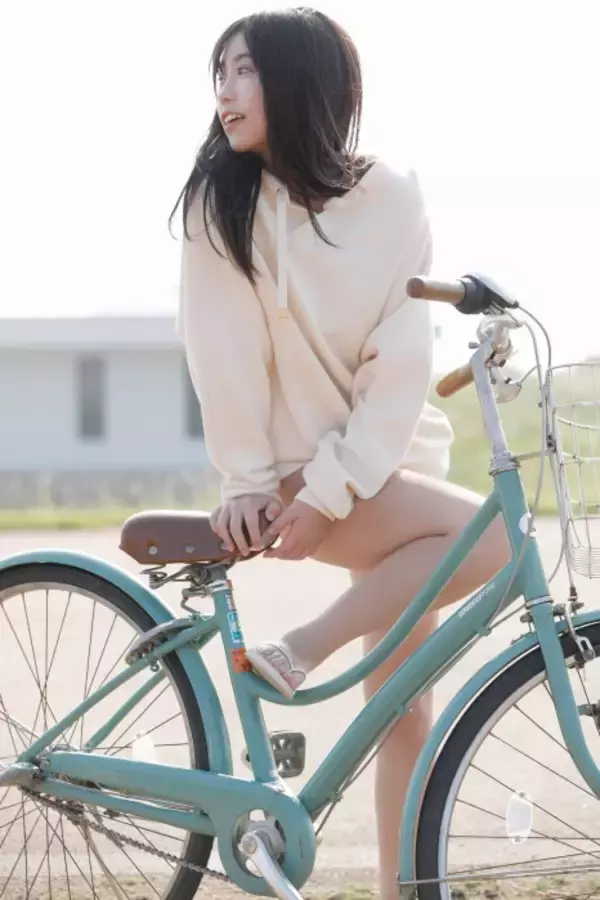 「大原優乃、胸元ざくり水着から美バストがちらり「数年後の私を想像して」」の画像