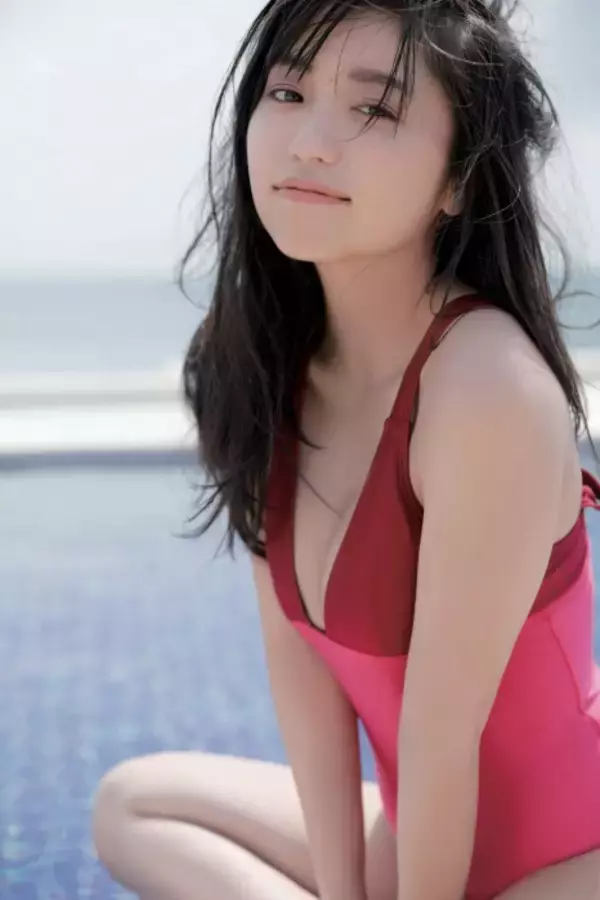 「大原優乃、胸元ざくり水着から美バストがちらり「数年後の私を想像して」」の画像