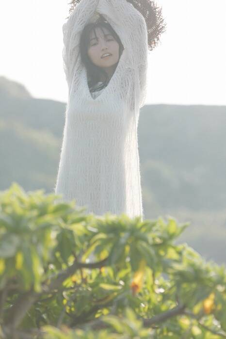 大原優乃、胸元ざくり水着から美バストがちらり「数年後の私を想像して」