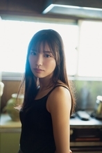 日向坂46・河田陽菜、“オトナな女性”の魅力が詰まったキャミ姿のカット公開！