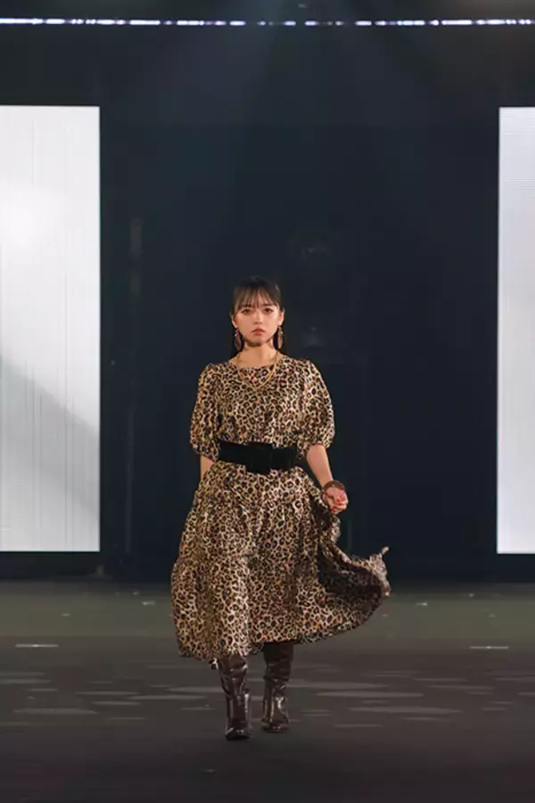 日向坂46齊藤京子、唇に指を当て”色っぽい”表情を魅せる《TGC 2021 AW》