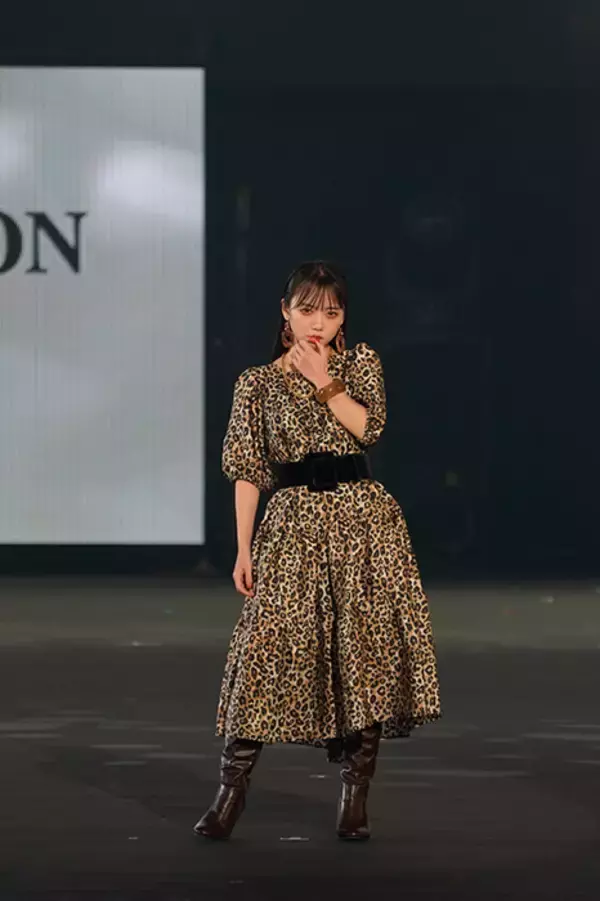 「日向坂46齊藤京子、唇に指を当て”色っぽい”表情を魅せる《TGC 2021 AW》」の画像