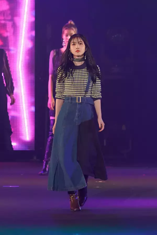 乃木坂46久保史緒里、“かっこ可愛い”着こなしにファン釘付け！《TGC 2021 AW》