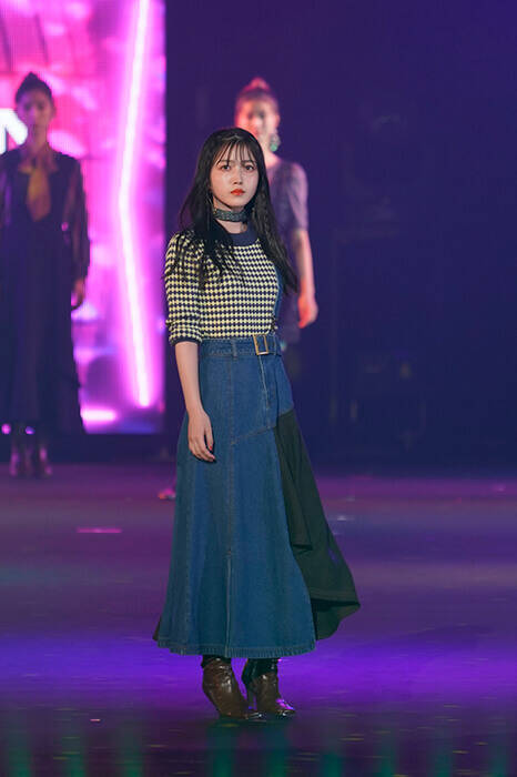 乃木坂46久保史緒里、“かっこ可愛い”着こなしにファン釘付け！《TGC 2021 AW》