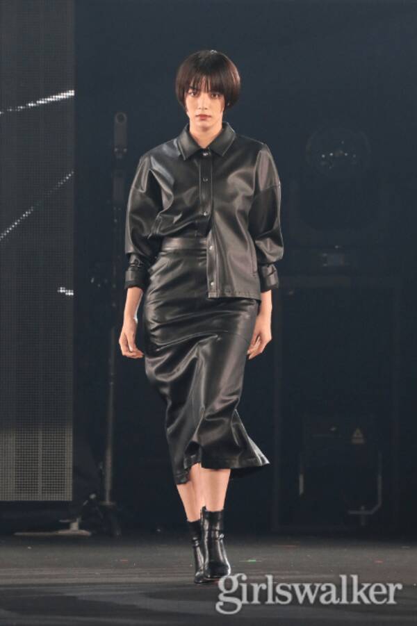 池田エライザ 全身ブラックコーデでトリを飾る クールなキメ顔からの投げキス Tgc 21 Aw 21年9月4日 エキサイトニュース