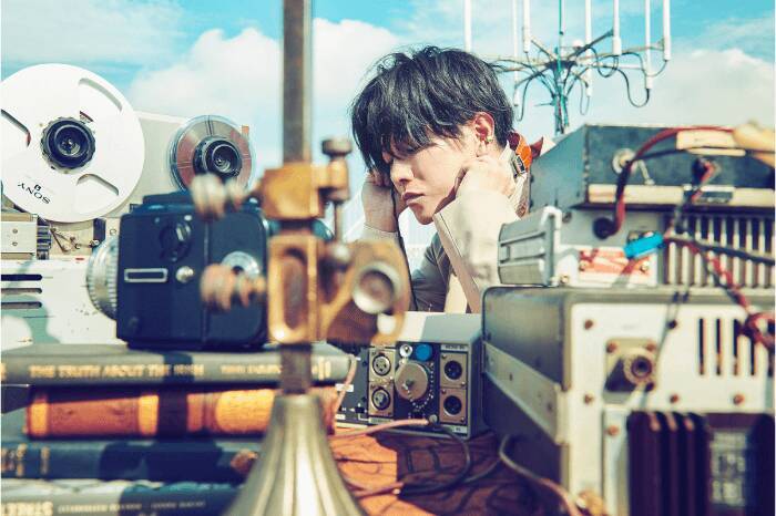 佐藤健、大人の魅力たっぷりの横顔を披露♡プレミアム公開のオフショット情報も