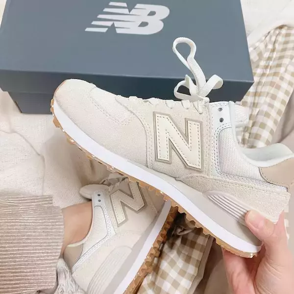 「新作もあり！【NIKE・ニューバランス】人気ブランドの淡色スニーカー4選」の画像