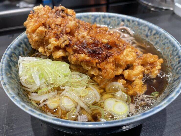 山梨が世界に誇る最高の立ち食い蕎麦！ド迫力の山賊焼を堪能できる立ち食いそば店 / 山梨県北杜市小淵沢町の駅そば「丸政 」