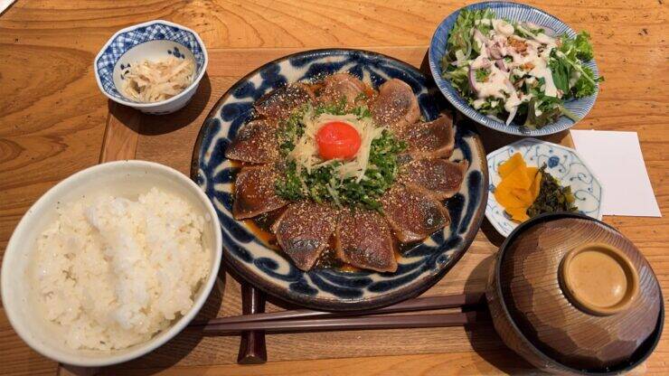 東京・新宿で宮崎を旅する！アンテナショップの本格郷土料理店で味わう「絶品カツオ飯定食」とは？ / 東京都渋谷区・新宿サザンテラスの「宮崎風土 くわんね」