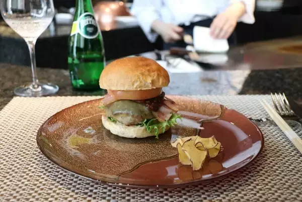 「鉄板焼で仕上げる「極バーガー」を五感で堪能！ ストリングスホテル 名古屋「匠」」の画像
