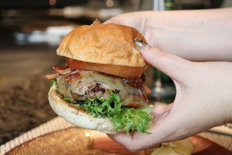 鉄板焼で仕上げる「極バーガー」を五感で堪能！ ストリングスホテル 名古屋「匠」