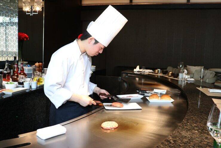 鉄板焼で仕上げる「極バーガー」を五感で堪能！ ストリングスホテル 名古屋「匠」
