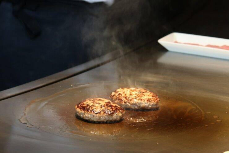 鉄板焼で仕上げる「極バーガー」を五感で堪能！ ストリングスホテル 名古屋「匠」