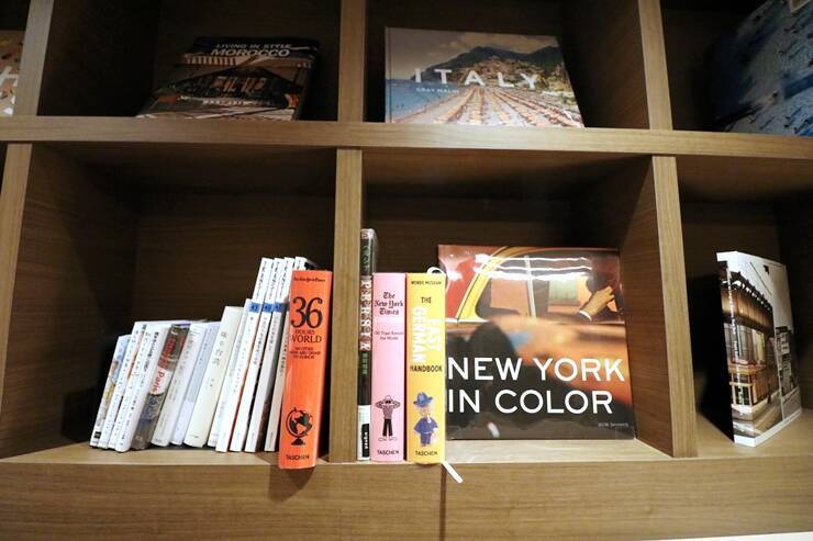 まるで泊まれる図書館！東京・芝パークホテルで本に囲まれるおこもりステイを