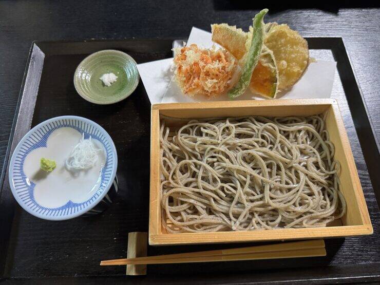 【日本麺紀行】築150年の古民家で味わう！「うだつの上がる町並み」の名店で堪能する石臼挽き手打ち蕎麦とは？ / 岐阜県美濃市の「そば切り まる伍」
