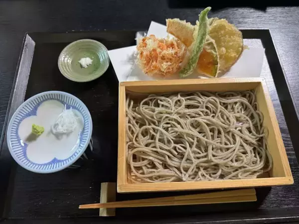 「【日本麺紀行】築150年の古民家で味わう！「うだつの上がる町並み」の名店で堪能する石臼挽き手打ち蕎麦とは？ / 岐阜県美濃市の「そば切り まる伍」」の画像