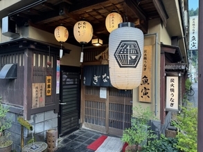 【日本グルメ紀行】昭和5年創業！清流の城下町・郡上八幡で味わう、備長炭の絶品うなぎと珍しい「ひつまぶしホワイト」とは？ / 岐阜県郡上市・郡上八幡の「炭火焼うなぎ 魚寅」
