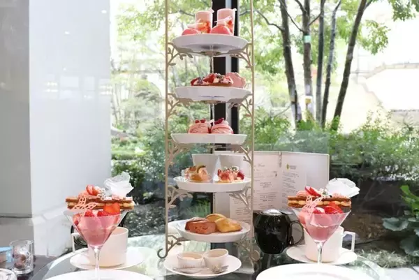 旬のいちごを楽しめる桜色のストロベリーアフタヌーンティー｜ストリングスホテル 名古屋 ニューヨークラウンジ
