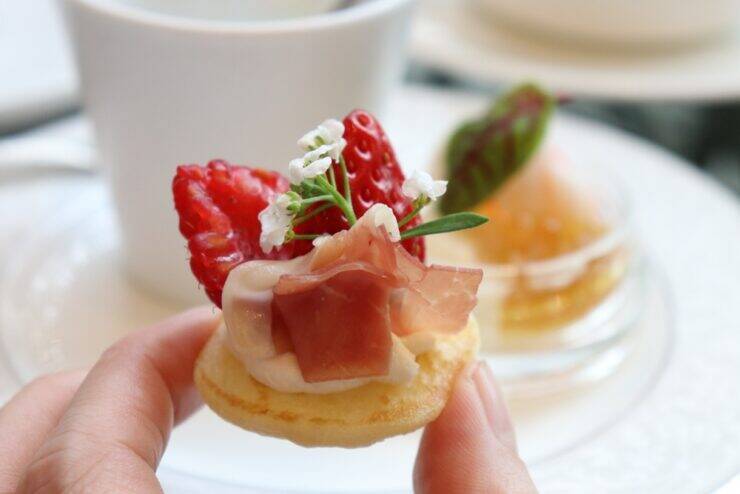 旬のいちごを楽しめる桜色のストロベリーアフタヌーンティー｜ストリングスホテル 名古屋 ニューヨークラウンジ