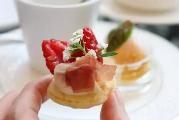 「旬のいちごを楽しめる桜色のストロベリーアフタヌーンティー｜ストリングスホテル 名古屋 ニューヨークラウンジ」の画像